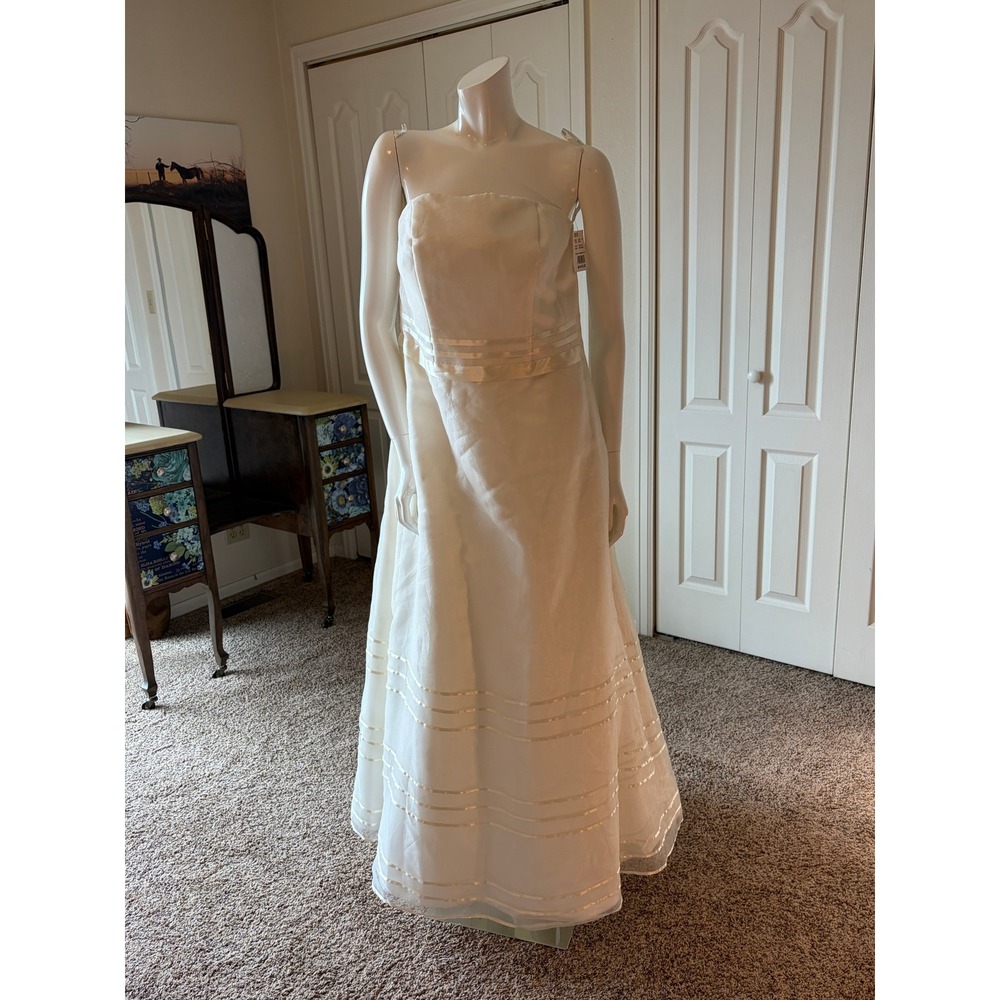 David's Bridal 18W Strapless Organza A‑Line Wedding Gown – Ivory – New Tag